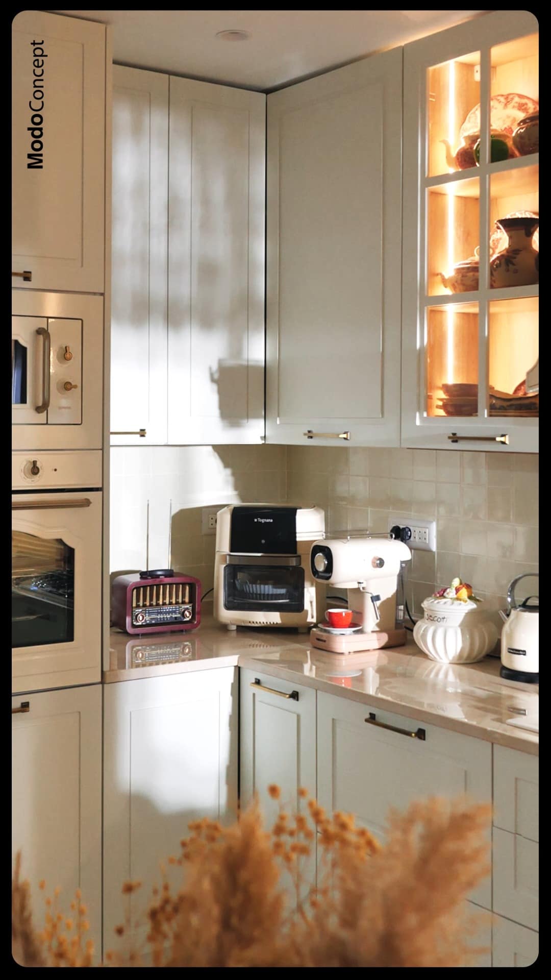 Une cuisine qui se vit en mouvement 🤍

👉Entre façades classiques, détails dorés et jeux de lumière, chaque angle révèle une ambiance chaleureuse et intemporelle.

À travers cette immersion, découvrez un espace pensé pour allier élégance, fonctionnalité et moments de vie au quotidien 🤝

Contactez nous :
📞 +216 23 70 71 11 
📞 +216 29 66 44 33
📍 Ariana
🌐 www.modoconcept.com

#ModoConcept #CuisineRustique #SurMesure #DesignIntérieur #HomeDesign #CuisineDesign #InteriorDetails #CuisineSurMesure