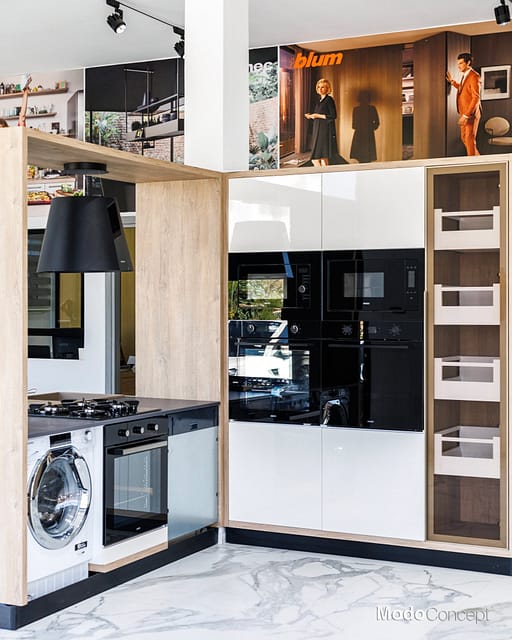 Un espace showroom au design affirmé 🤍

👉Association du bois, du verre fumé et des lignes noires… chaque détail a été pensé pour mettre les produits en valeur avec caractère, dans une ambiance élégante, professionnelle et contemporaine.

✨Un agencement moderne et maîtrisé, avec une circulation fluide et une vraie cohérence visuelle.
🤝Réalisé pour @casa_pro_madera , signé ©Modo Concept

Contactez nous
📍 Ariana
📞 +216 23 707 111 | +216 29 664 433
🌐 www.modoconcept.com

#ModoConcept #ShowroomDesign #AgencementSurMesure #DesignIntérieur #RetailDesign #InteriorTunisie #ArchitectureIntérieure #ModernSpace